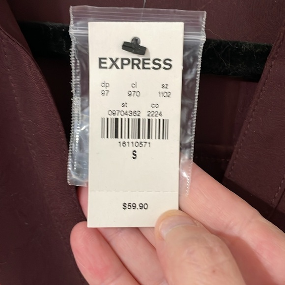 Express NWT Semi Sheer Chevron Pattern Red/White/Burgundy Button Down Size Small - Picture 3 of 8